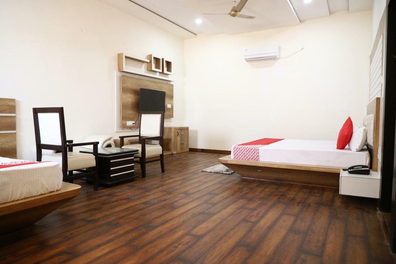 Diwan Hotel And Restaurant Surkhi Luaran gambar