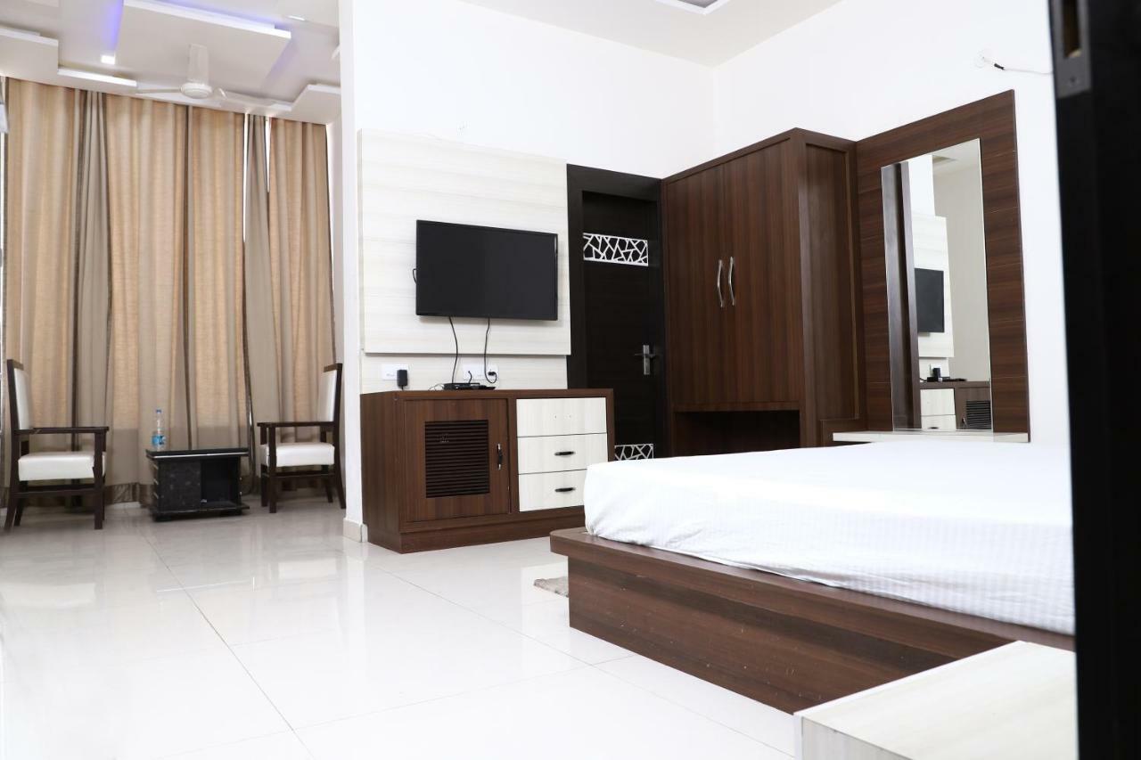 Diwan Hotel And Restaurant Surkhi Luaran gambar